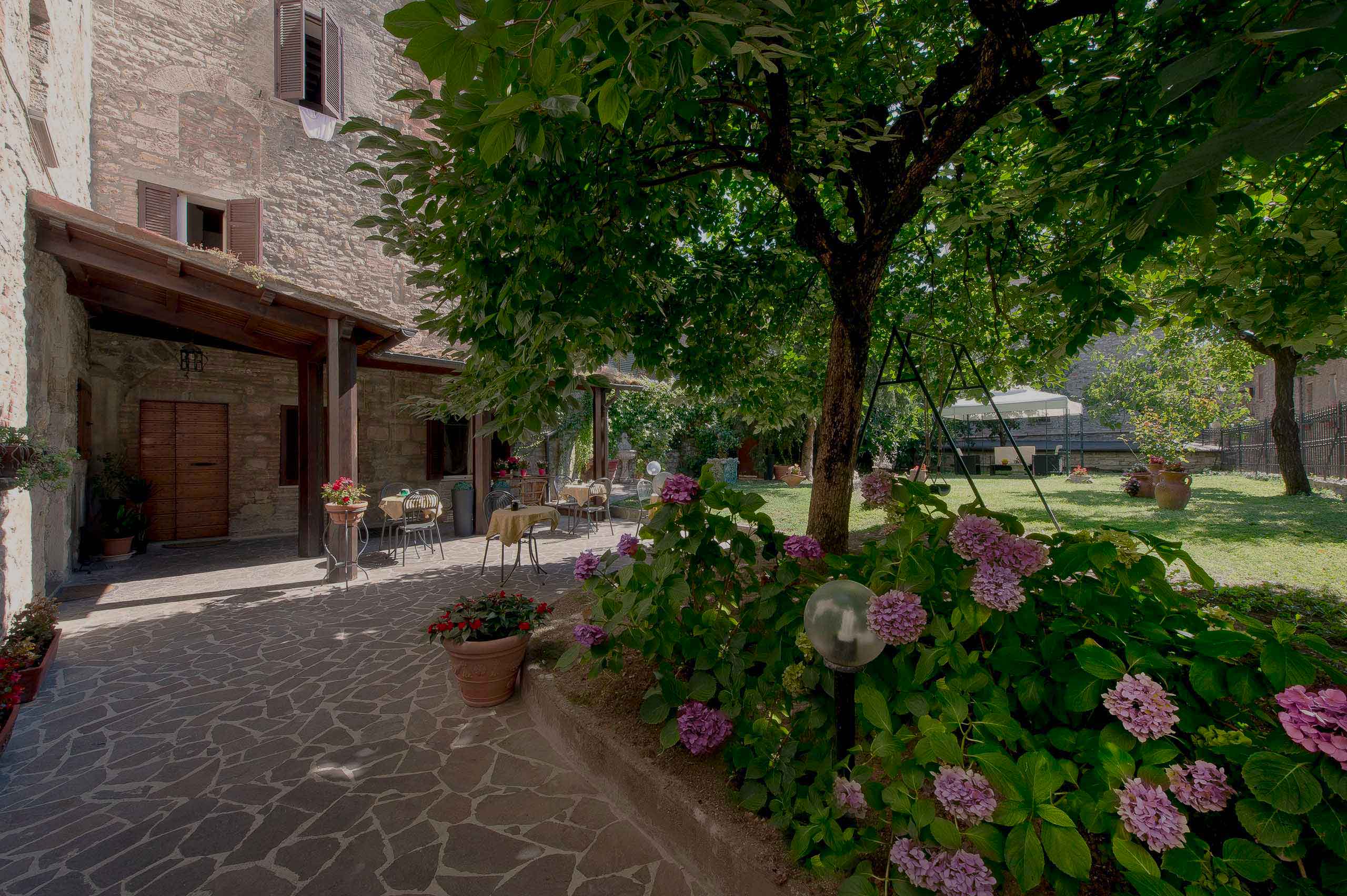 Giardino della residenza di via piccardi con ortensie in primo piano