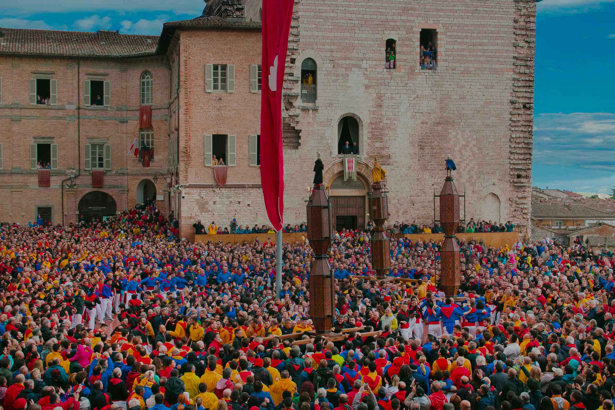 Festa dei Ceri con folla in Piazza Grande