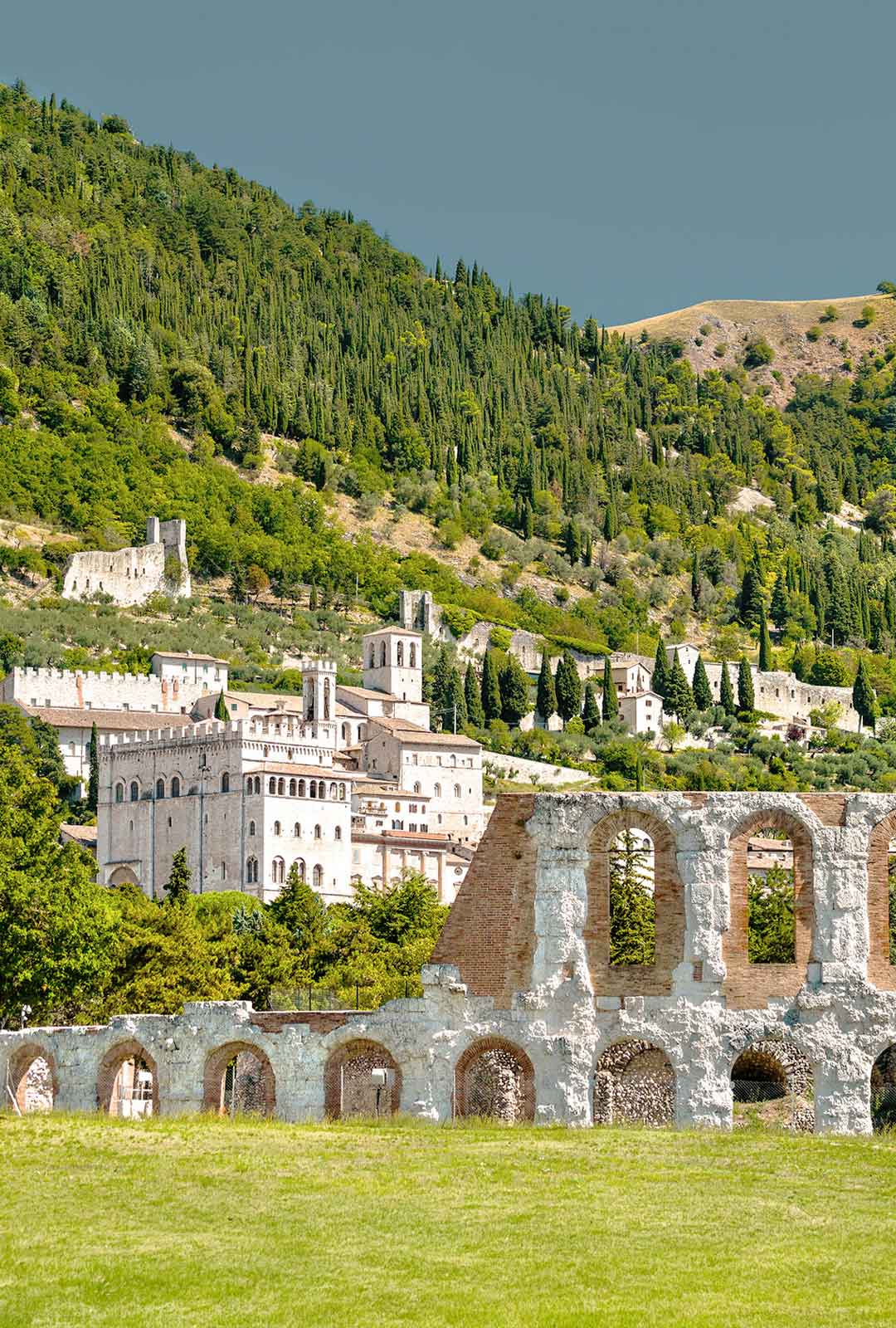 Vista del centro storico di Gubbio con Teatro Romano in primo piano
